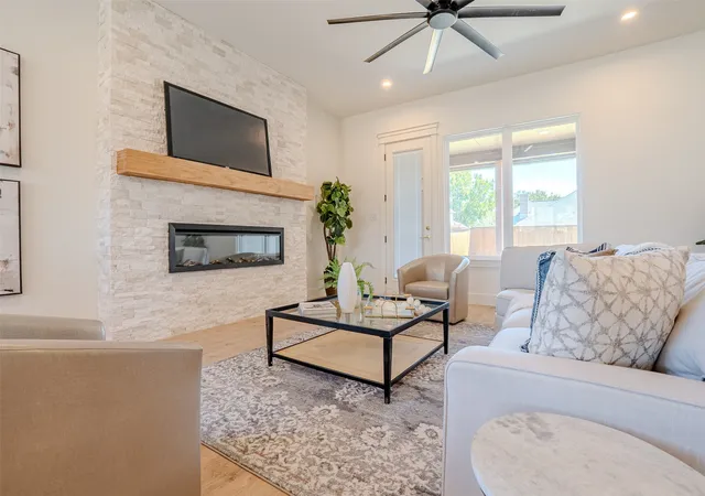 Photo 2 of Single family home for sale at 924 Claystone Ridge Dr, Burleson, TX 76028 | MLS# 21376219 | Listing updated on 2026-09-12