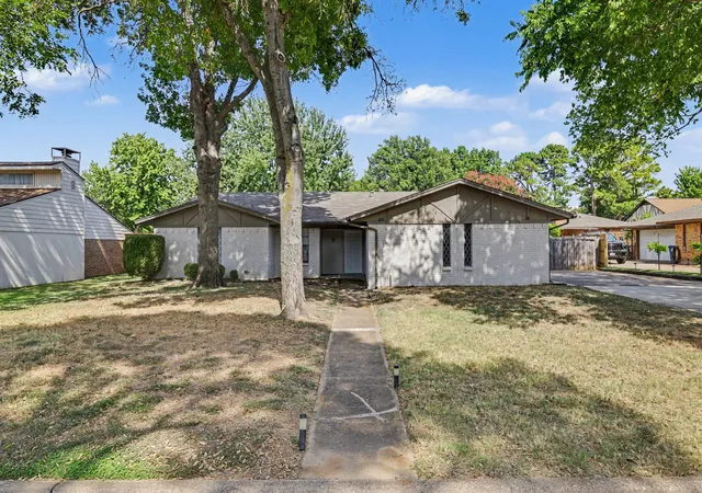 Photo 1 of Single family home for sale at 826 Glacier Ln, Grapevine, TX 76051 | MLS# 21376231 | Listing updated on 2026-09-30