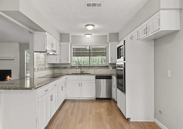Photo 3 of Single family home for sale at 826 Glacier Ln, Grapevine, TX 76051 | MLS# 21376231 | Listing updated on 2026-09-30