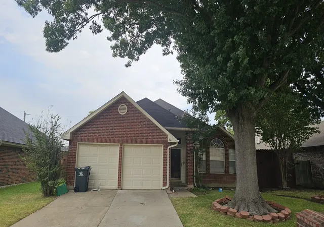 Photo 1 of Single family home for sale at 827 Quail Brk Dr, Arlington, TX 76001 | MLS# 21376208 | Listing updated on 2026-09-09