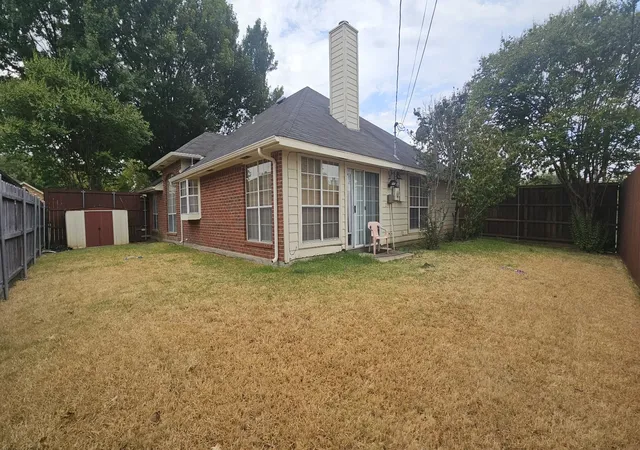 Photo 3 of Single family home for sale at 827 Quail Brk Dr, Arlington, TX 76001 | MLS# 21376208 | Listing updated on 2026-09-09