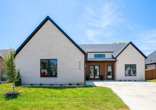 Photo 1 of Single family home for sale at 944 Claystone Ridge Dr, Burleson, TX 76028 | MLS# 21376247 | Listing updated on 2026-09-12