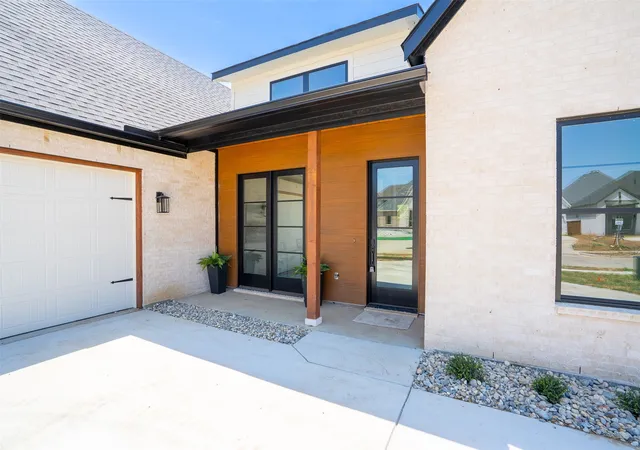 Photo 3 of Single family home for sale at 944 Claystone Ridge Dr, Burleson, TX 76028 | MLS# 21376247 | Listing updated on 2026-09-12