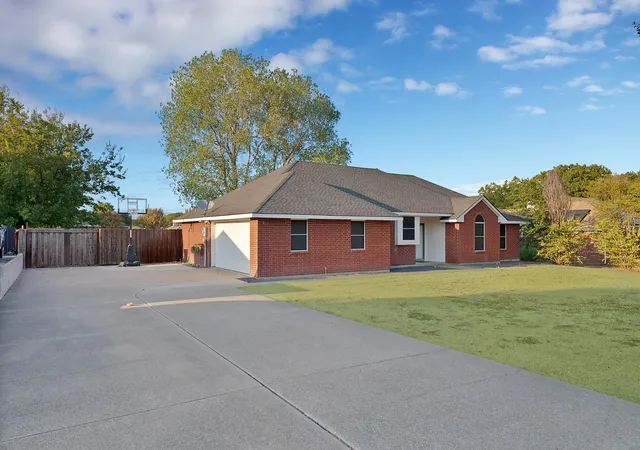 Photo 2 of Sale Pending at 317 Anita Ln, Waxahachie, TX 75165 | MLS# 21375793 | Listing updated on 2026-09-14