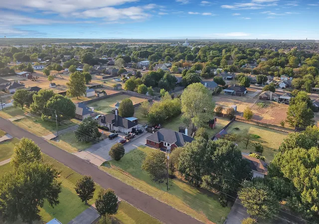 Photo 3 of Sale Pending at 317 Anita Ln, Waxahachie, TX 75165 | MLS# 21375793 | Listing updated on 2026-09-14
