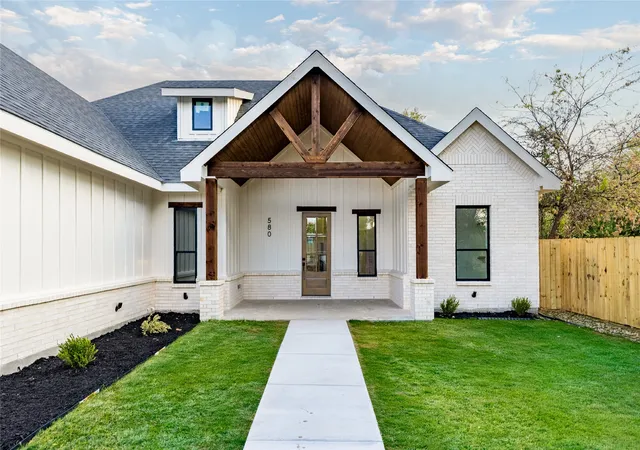 Photo 1 of Single family home for sale at 5805 Graham St, Fort Worth, TX 76114 | MLS# 21376304 | Listing updated on 2026-09-09