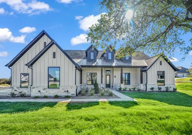 Photo 3 of Single family home for sale at 740 Burr Oak Ln, Weatherford, TX 76085 | MLS# 21376341 | Listing updated on 2026-09-29