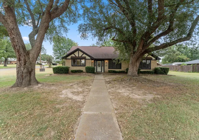Photo 1 of Single family home for sale at 401 Southgate Dr, Mount Pleasant, TX 75455 | MLS# 21375564 | Listing updated on 2026-09-17