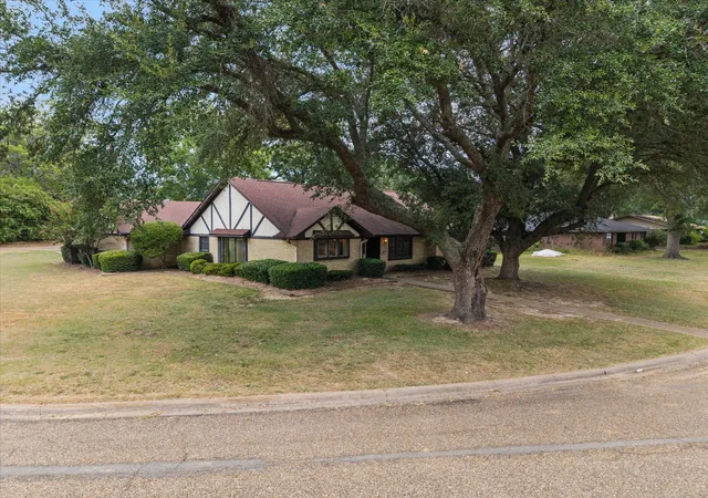 Photo 2 of Single family home for sale at 401 Southgate Dr, Mount Pleasant, TX 75455 | MLS# 21375564 | Listing updated on 2026-09-17