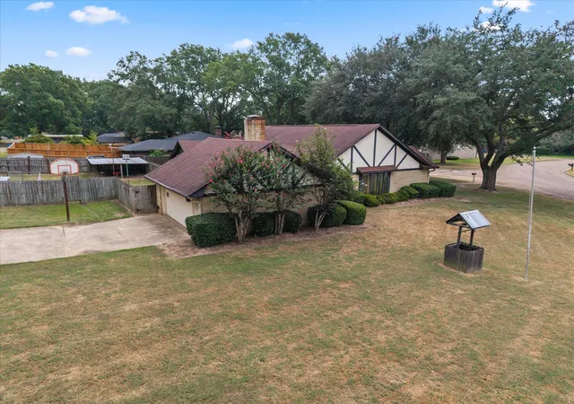 Photo 3 of Single family home for sale at 401 Southgate Dr, Mount Pleasant, TX 75455 | MLS# 21375564 | Listing updated on 2026-09-17