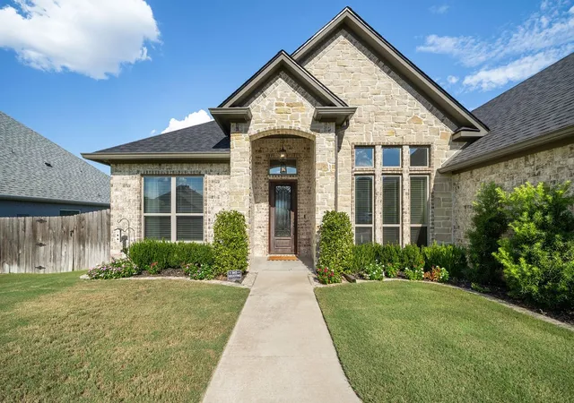 Photo 3 of Single family home for sale at 7264 Medio Crk, Tyler, TX 75703 | MLS# 21376368 | Listing updated on 2026-09-25