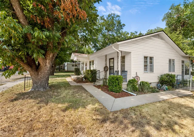 Photo 4 of Single family home for sale at 207 S Erath, Meridian, TX 76665 | MLS# 21376256 | Listing updated on 2026-09-08