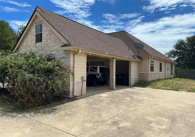 Photo 3 of Single family home for sale at 23211 Fm 1995, Lindale, TX 75771 | MLS# 21370570 | Listing updated on 2026-10-06