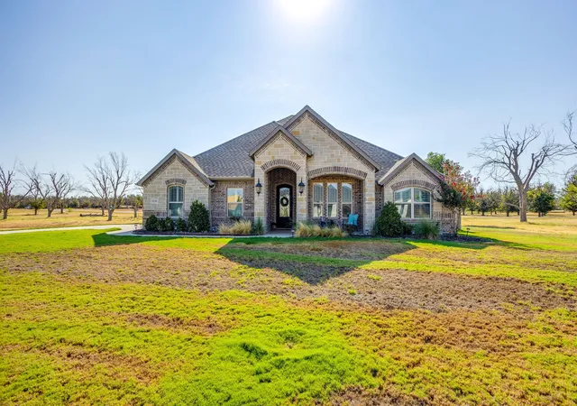 Photo 1 of Single family home for sale at 1136 Tremont Ln, Granbury, TX 76049 | MLS# 21375023 | Listing updated on 2026-09-13