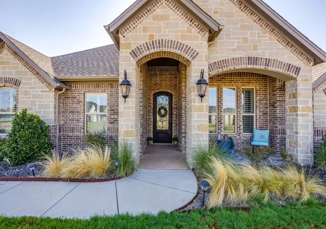 Photo 3 of Single family home for sale at 1136 Tremont Ln, Granbury, TX 76049 | MLS# 21375023 | Listing updated on 2026-09-13
