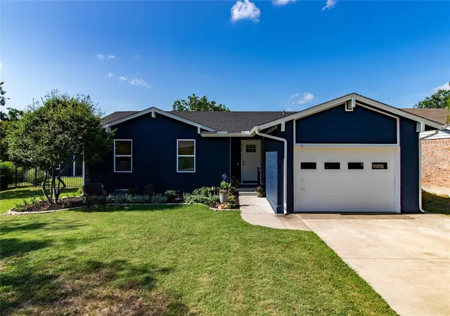 Photo 1 of Single family home for sale at 818 E Heath St, Rockwall, TX 75087 | MLS# 21375378 | Listing updated on 2026-09-13