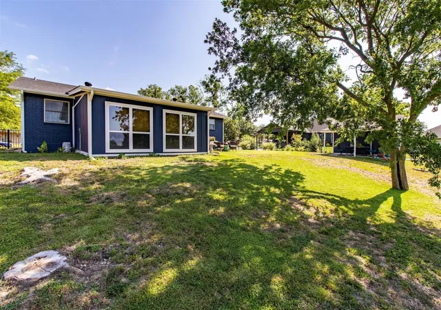 Photo 2 of Single family home for sale at 818 E Heath St, Rockwall, TX 75087 | MLS# 21375378 | Listing updated on 2026-09-13