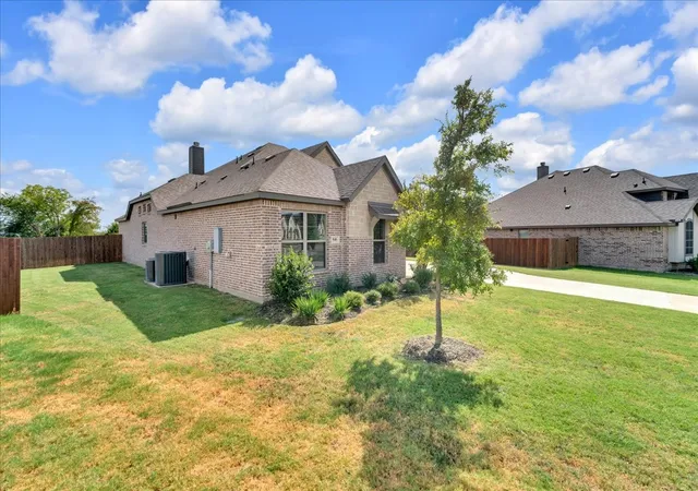 Photo 3 of Single family home for sale at 846 Deleon Dr, Midlothian, TX 76065 | MLS# 21376757 | Listing updated on 2026-10-06