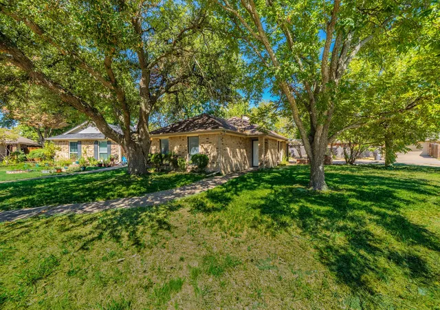 Photo 1 of Sale Pending at 512 E Stone Cir, Wylie, TX 75098 | MLS# 21376770 | Listing updated on 2026-09-09