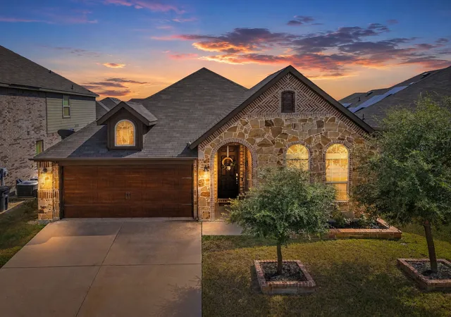 Photo 1 of Single family home for sale at 5605 Salt Springs Dr, Fort Worth, TX 76179 | MLS# 21376594 | Listing updated on 2026-09-13