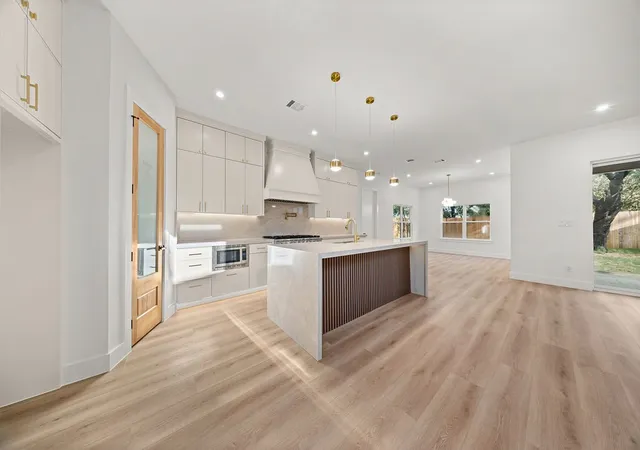 Photo 3 of Single family home for sale at 1727 Toronto St, Dallas, TX 75212 | MLS# 21376796 | Listing updated on 2026-09-11