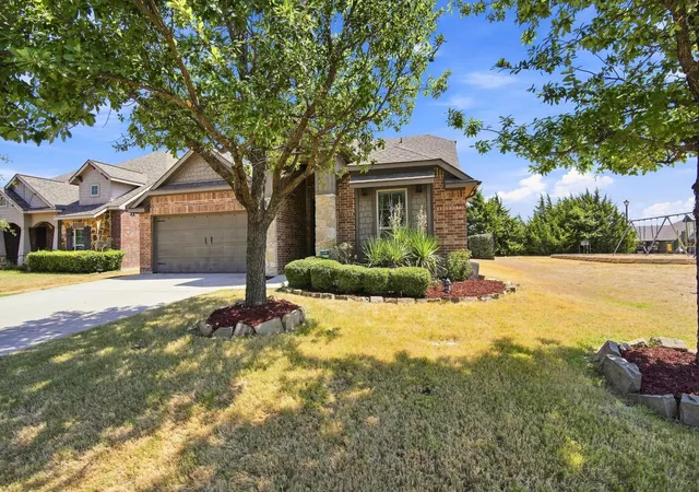 Photo 2 of Sale Pending at 910 Westminster Dr, Midlothian, TX 76065 | MLS# 21370217 | Listing updated on 2026-09-11