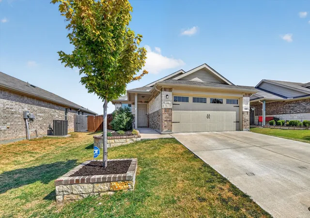 Photo 2 of Single family home for sale at 6816 Turtle Strm Dr, Fort Worth, TX 76179 | MLS# 21374446 | Listing updated on 2026-09-14