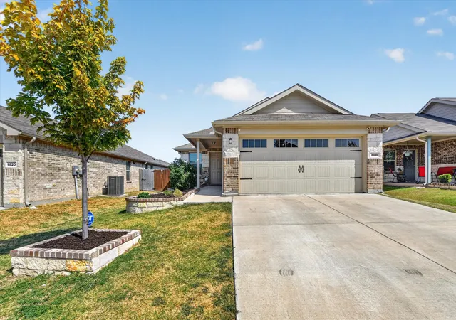 Photo 3 of Single family home for sale at 6816 Turtle Strm Dr, Fort Worth, TX 76179 | MLS# 21374446 | Listing updated on 2026-09-14