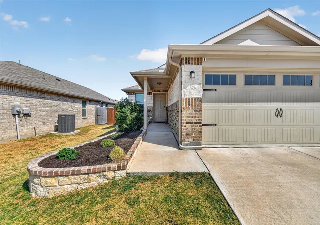 Photo 3 of Single family home for sale at 6816 Turtle Strm Dr, Fort Worth, TX 76179 | MLS# 21374446 | Listing updated on 2026-09-14