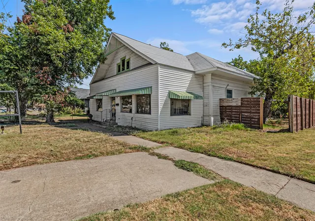 Photo 1 of Single family home for sale at 304 N Catherine St, Terrell, TX 75160 | MLS# 21374239 | Listing updated on 2026-09-14