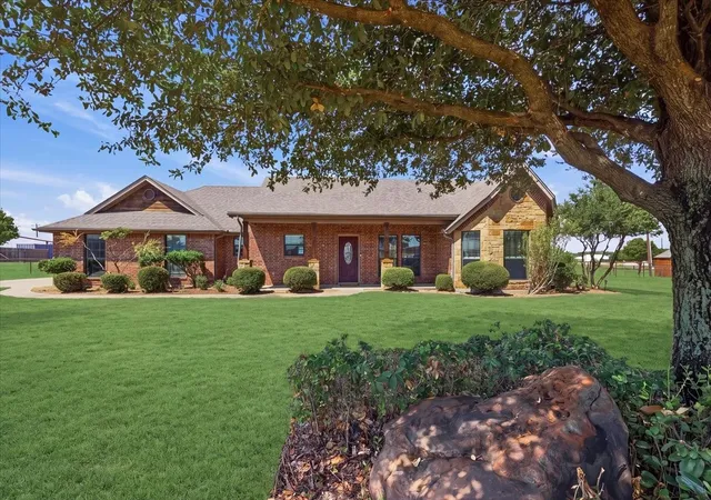 Photo 1 of Single family home for sale at 105 Savannah Dr, Weatherford, TX 76087 | MLS# 21373833 | Listing updated on 2026-09-11