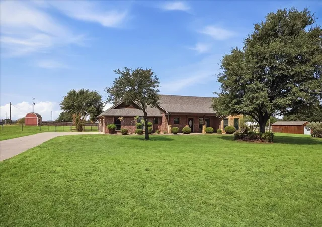 Photo 2 of Single family home for sale at 105 Savannah Dr, Weatherford, TX 76087 | MLS# 21373833 | Listing updated on 2026-09-11