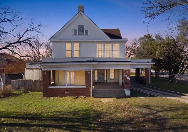 Photo 1 of Single family home for sale at 1601 Columbus Ave, Waco, TX 76701 | MLS# 21375986 | Listing updated on 2026-10-07