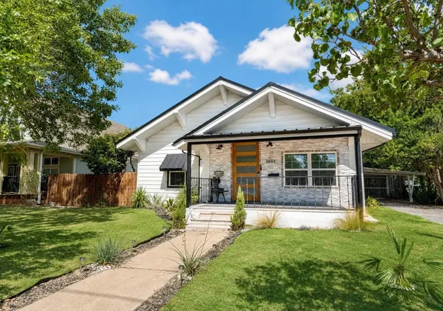 Photo 1 of Single family home for sale at 1601 S Travis St, Sherman, TX 75090 | MLS# 21373767 | Listing updated on 2026-09-30