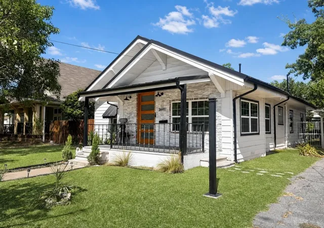Photo 2 of Single family home for sale at 1601 S Travis St, Sherman, TX 75090 | MLS# 21373767 | Listing updated on 2026-09-30