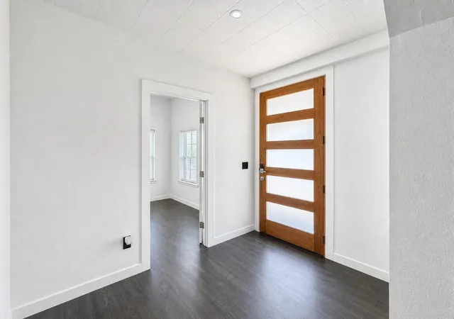 Photo 3 of Single family home for sale at 1601 S Travis St, Sherman, TX 75090 | MLS# 21373767 | Listing updated on 2026-09-30