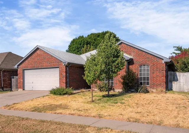 Photo 2 of Sale Pending at 6014 Harwood Xing Dr, Arlington, TX 76018 | MLS# 21374849 | Listing updated on 2026-09-12