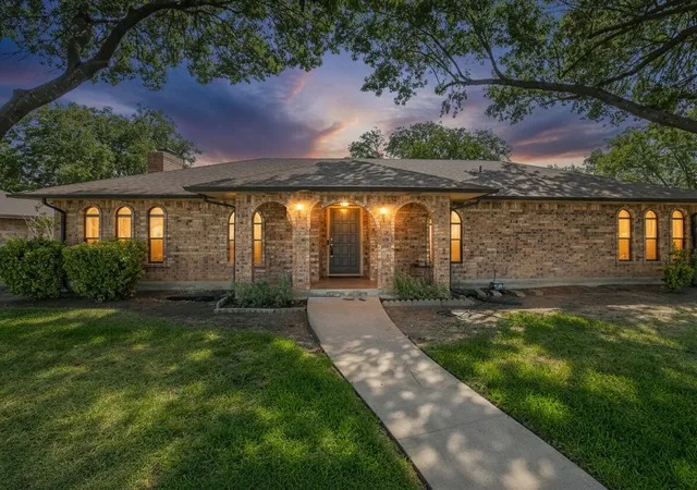 Photo 1 of Sale Pending at 528 Edmonds Way, De Soto, TX 75115 | MLS# 21376537 | Listing updated on 2026-09-13