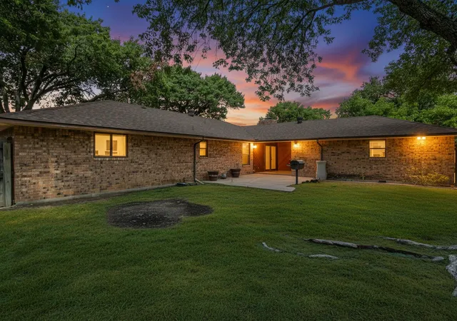 Photo 2 of Sale Pending at 528 Edmonds Way, De Soto, TX 75115 | MLS# 21376537 | Listing updated on 2026-09-13