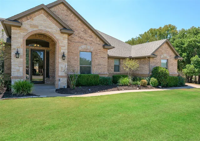 Photo 4 of Single family home for sale at 6909 Westover Dr, Granbury, TX 76049 | MLS# 21371736 | Listing updated on 2026-09-12
