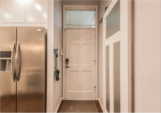 Listing Photo 5 - Condo for sale in building located at 3940 Hawthorne Ave, Dallas, TX 75219 - Unit #6