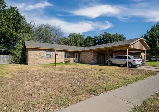 Photo 1 of Single family home for sale at 800 Ruidoso Dr, Saginaw, TX 76179 | MLS# 21376926 | Listing updated on 2026-09-12