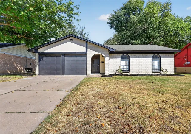 Photo 1 of Sale Pending at 628 Lisa St, Burleson, TX 76028 | MLS# 21375318 | Listing updated on 2026-10-05
