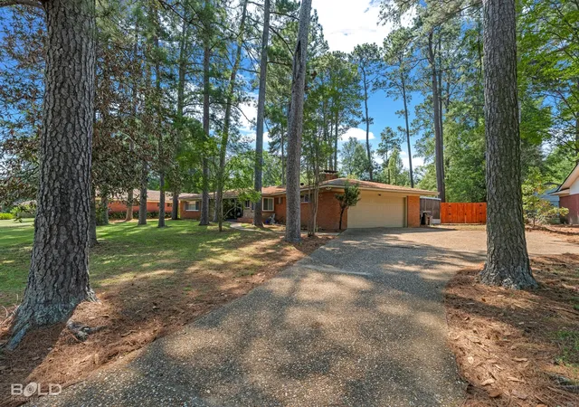 Photo 3 of Single family home for sale at 1907 S Brookwood Dr, Shreveport, LA 71118 | MLS# 21355294 | Listing updated on 2026-09-09