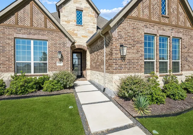 Photo 2 of Single family home for sale at 1806 Farmstead Rd, Mansfield, TX 76063 | MLS# 21368392 | Listing updated on 2026-10-01