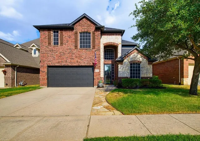 Photo 3 of Single family home for sale at 1906 Fountain Wood Dr, Euless, TX 76039 | MLS# 21338467 | Listing updated on 2026-09-26