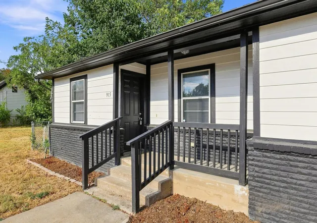 Photo 1 of Single family home for sale at 915 N Throckmorton St, Sherman, TX 75090 | MLS# 21377362 | Listing updated on 2026-09-22