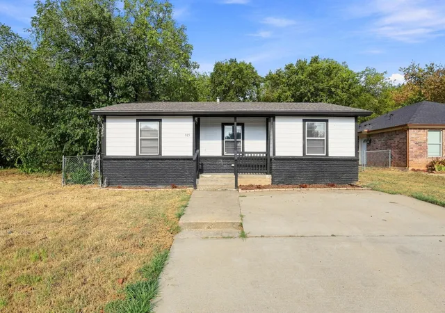 Photo 2 of Single family home for sale at 915 N Throckmorton St, Sherman, TX 75090 | MLS# 21377362 | Listing updated on 2026-09-22