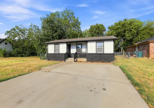 Photo 3 of Single family home for sale at 915 N Throckmorton St, Sherman, TX 75090 | MLS# 21377362 | Listing updated on 2026-09-22