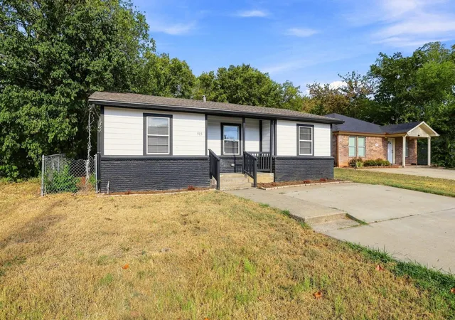 Photo 3 of Single family home for sale at 915 N Throckmorton St, Sherman, TX 75090 | MLS# 21377362 | Listing updated on 2026-09-22